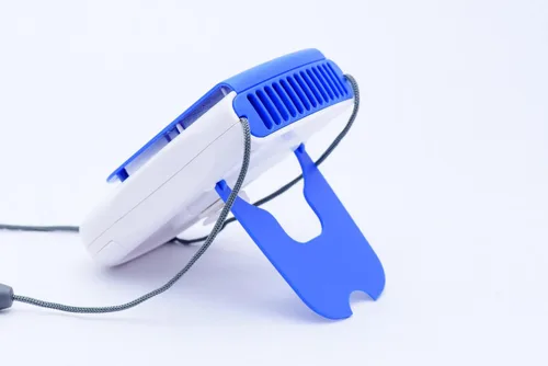Vista 3 de O2COOL Ventilador de collar de lujo, alimentado por pilas, ventilador de refrigeración personal manos libres con cordón ajustable, soporte de mesa +