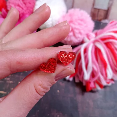 Vista 8 de Aretes de corazón con purpurina roja con postes de titanio hipoalergénicos sin níquel