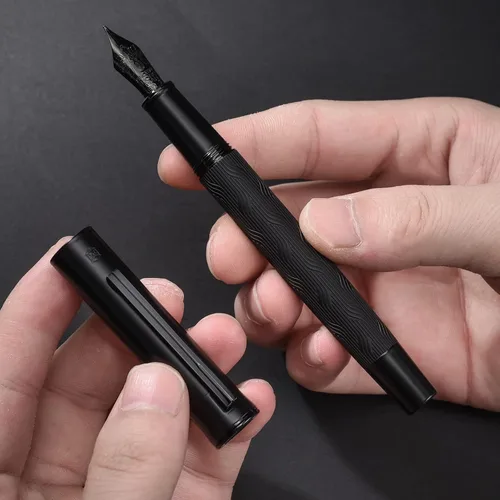 Vista 9 de HONG DIAN Black Forest Max - Pluma estilográfica, punta mediana con recubrimiento de titanio, nudo chino, grabado, bolígrafo de escritura suave