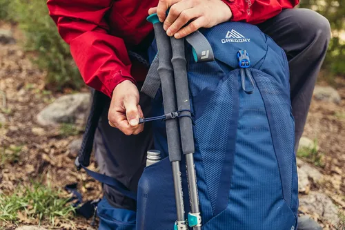 Vista 8 de Mochila Gregory Zulu Unisex para Senderismo/Camping, Cinturón de Cadera Freefloat, Manguito de Hidratación Interno para Bolsa de Agua, Halo azul