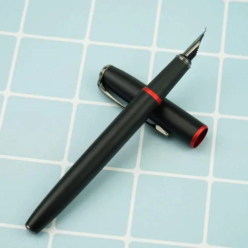 Vista 2 de erofa Picasso 916 - Pluma estilográfica de anillo negro y rojo mate con caja de regalo, punta doblada gris oscuro