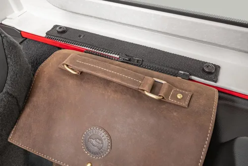 Vista 4 de Overland Outfitters Bolsa de sillín Sherpa – Compatible con Jeep Wrangler JL 2018-2022 – Cuero y lona de alta calidad – Se adapta a guardabarros