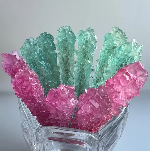 Vista 13 de Palitos clásicos de caramelo de roca, caramelos de roca de azúcar en cristal, envueltos individualmente (Paquete de 12, Niña bebé