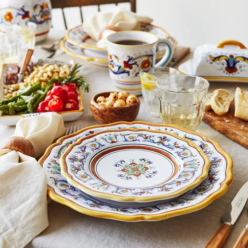 Vista 2 de Sur La Table Nova Deruta - Juego de vajilla de cerámica de 16 piezas, tazas de diseño floral de inspiración italiana, platos llanos, platos