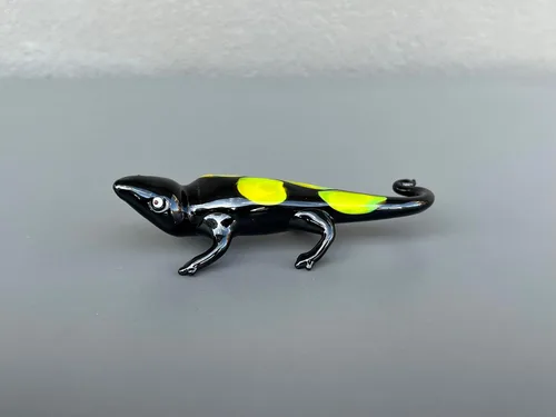Vista 5 de Figura de lagarto de cristal negro de 4 pulgadas – Miniatura soplada a mano estilo Murano – Adorno de lagarto de arte coleccionable para estante