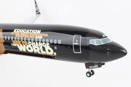 Vista 7 de Skymarks Daron Alaska 737-900ER Compromiso 1/100 con madera y engranaje SKR8287