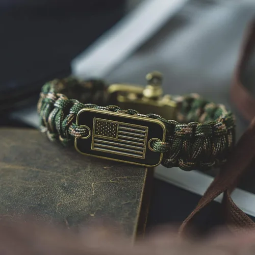 Vista 5 de iHeartDogs Hero Company - Pulsera de paracaídas de camuflaje, pulsera táctica de supervivencia para hombres con bandera de Estados Unidos de bronce