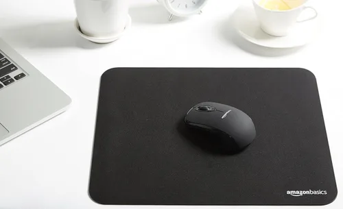 Vista 5 de Amazon Basics Alfombrilla de mouse cuadrada, tela con base de goma, estándar, negro, 12.4 pulgadas de largo x 10.6 pulgadas de ancho
