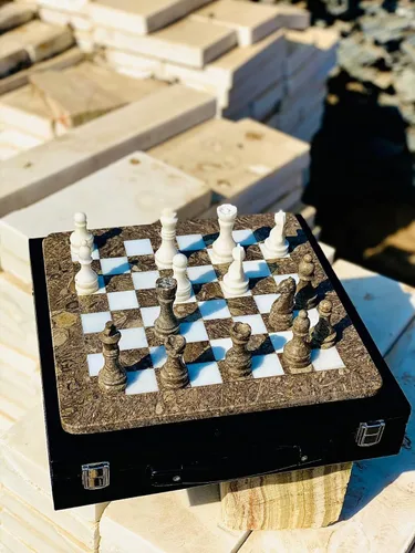 Vista 3 de Juego de ajedrez de mármol hecho a mano de 15 pulgadas con caja de regalo de piel sintética negra, tablero de ajedrez de piedra premium y piezas