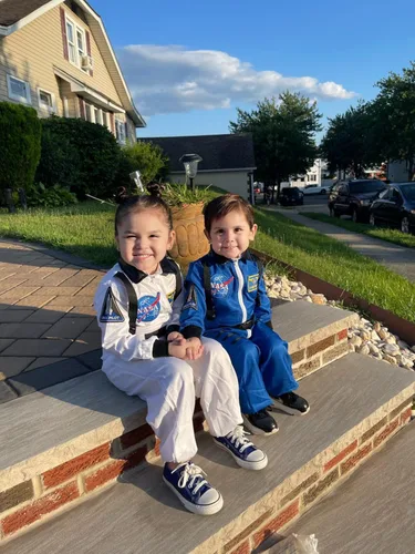 Vista 4 de Aoiviss Disfraz de astronauta para niños, disfraz espacial para niños y niñas, astronauta de la NASA, cosplay, juego de rol
