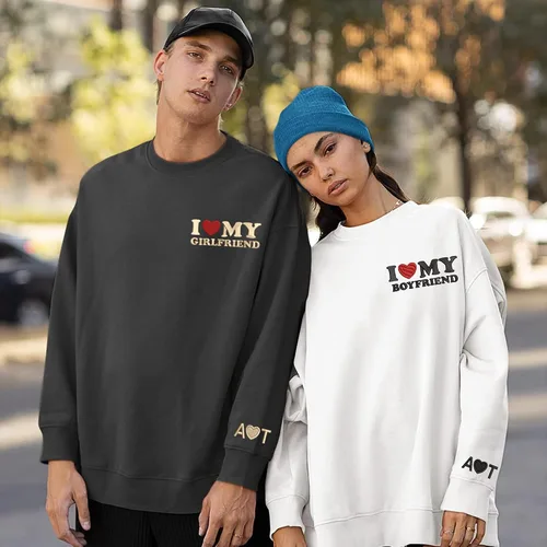 Vista 4 de Sudadera bordada personalizada con texto en inglés "I Love My Girl Friend and Boyfriend" y sudadera con capucha con nombres para parejas en la manga