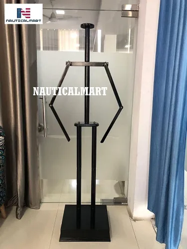 Vista 2 de NauticalMart Soporte de exhibición de madera para caballero traje de armadura, disfraz medieval - negro
