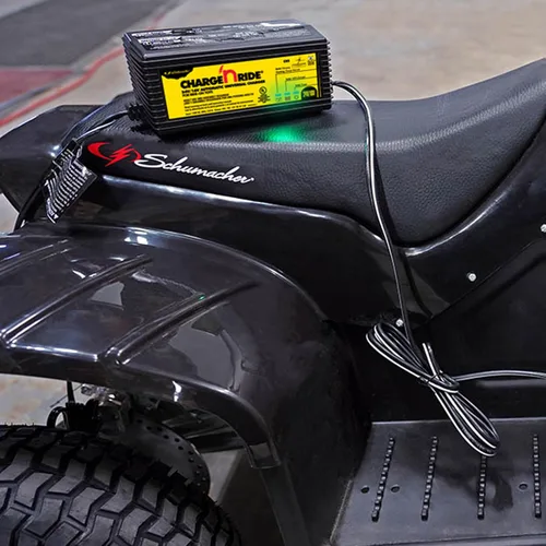 Vista 3 de Cargador de batería universal de Schumacher Charge 'n Ride, 1.5 Amp 24 voltios