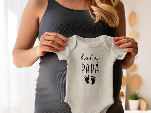 Vista 4 de Hola Papa - Body para bebé con anuncio de embarazo en español, regalo para nuevo papá