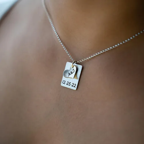 Vista 3 de Forever Since - Collar personalizado con forma de corazón y rectángulo. Acabado mate. Personaliza con iniciales o fecha. Elección de cadena de plata
