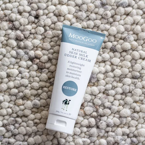 Vista 4 de MooGoo Skin Milk Udder Cream - Hidratante ligero para pieles sensibles, secas e irritadas, cara y cuerpo, todas las edades, incluidos bebés, 7 onzas