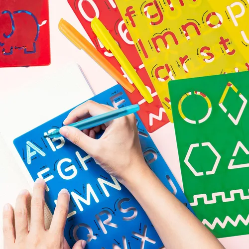 Vista 5 de Juego de 22 plantillas de trazado del alfabeto para niños, plantillas de dibujo con resaltador de color, letras y números y bonitos tableros