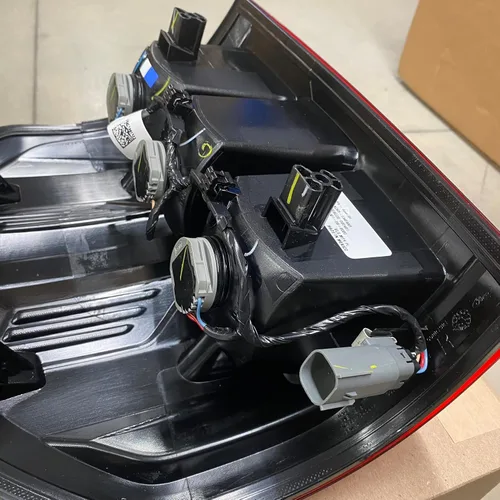 Vista 4 de Conjunto de lámpara trasera halógena Ford Maverick RH para pasajeros 21-23 NZ6Z13404A