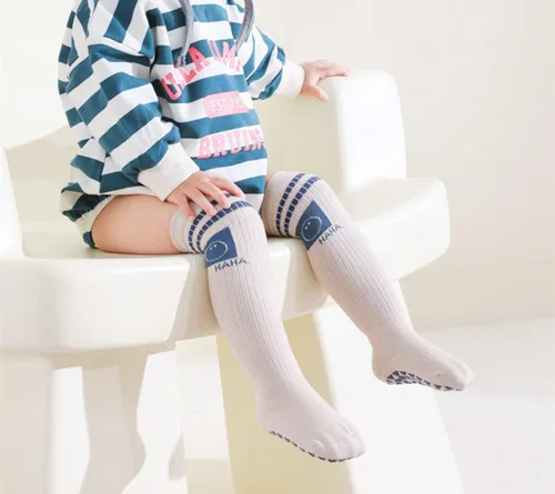 Vista 7 de Calcetines antideslizantes hasta la rodilla para bebé y niño, calcetines de tubo con agarres antideslizantes para bebés