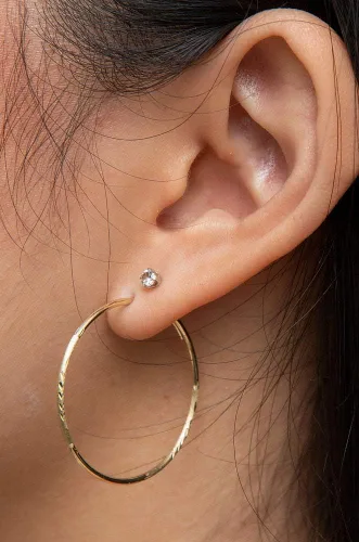 Vista 3 de Aretes de aro sin fin continuo de oro amarillo de 14 quilates con corte de diamante (tubo de 0.049 in)