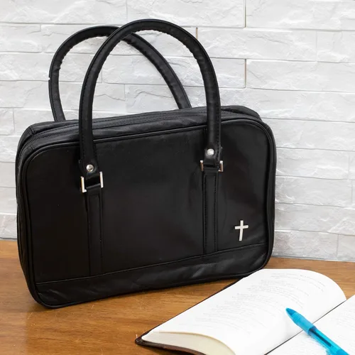 Vista 2 de Funda de Biblia de cuero con emblema de cruz, estilo bolso negro, con asas, estampado grande