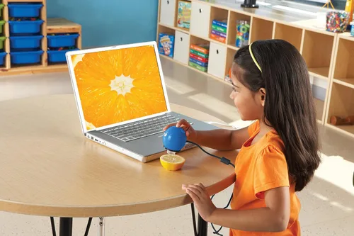 Vista 8 de Learning Resources Zoomy 2.0 Microscopio digital portátil, computadora, proyector o accesorios para pizarra blanca interactiva, azul, a partir de 4