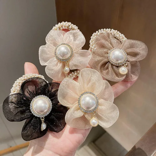 Vista 2 de LOVEF Banda elástica de pelo de perlas de flores de moda, accesorio para cola de caballo para damas, mujeres y niñas, juego de 4