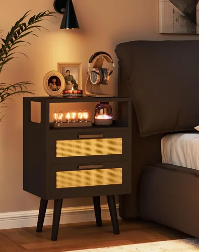 Vista 4 de YMYNY Mesita de noche con 2 cajones, mesa auxiliar bohemia, ratán decorado a mano, estante abierto con diseño arqueado, patas de madera maciza, Negro