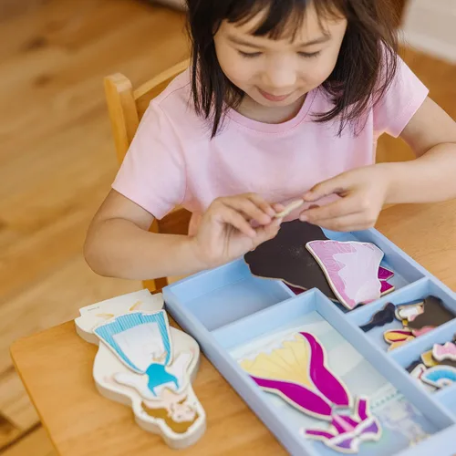 Vista 8 de Melissa & Doug Disney Belle - Juego de muñecas magnéticas de madera para disfrazarse (más de 30 piezas)