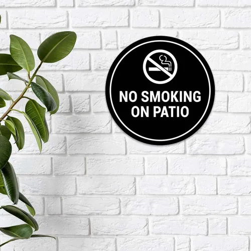 Vista 2 de Signs ByLITA Cartel de "No fumar en el patio" (Negro) - Pequeño