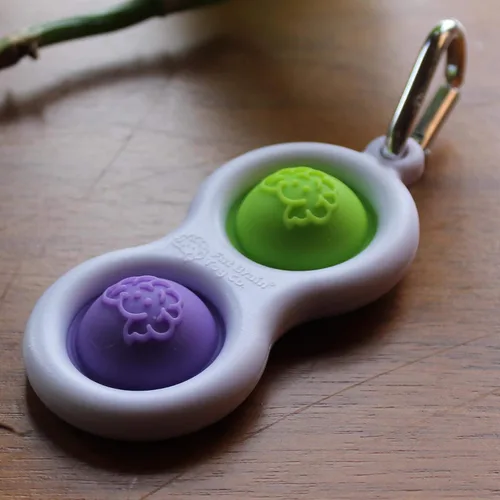 Vista 4 de Fat Brain Toys Simpl Dimpl - Simple Dimple - Morado/Lima - Llavero para ansiedad