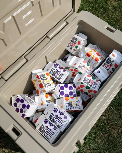 Vista 3 de Agua en caja de 8.5 onzas (paquete de 24) – Mora azul en cajas, sin BPA, cartones rellenables, alternativa sostenible al agua embotellada