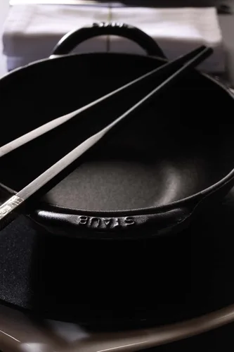 Vista 6 de STAUB Wok de hierro fundido, 6 cuartos de galón, negro mate