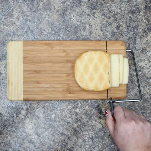Vista 4 de Home-X - Tabla de cortar de queso de bambú con cortador de queso de alambre de acero inoxidable, el mejor electrodoméstico de cocina dos en uno