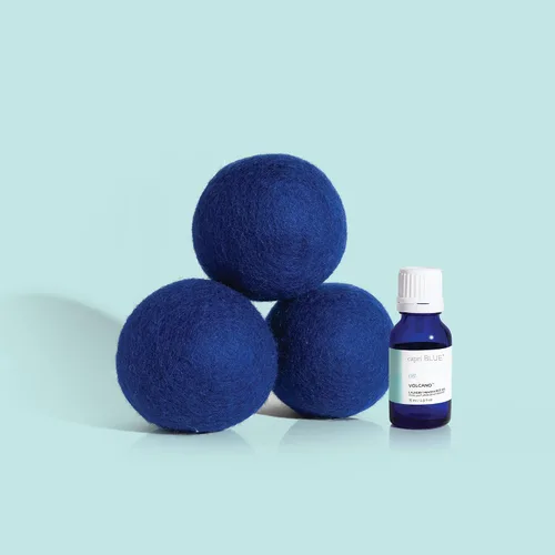 Vista 2 de Kit de bolas secantes Capri Blue Volcano – Incluye 3 bolas secantes 100% de lana + 1 aceite aromático para lavandería Volcano – Bolas secantes