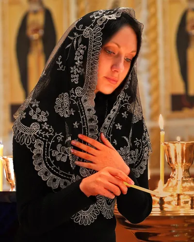 Vista 5 de Bozidol Velo de iglesia triangular tradicional - Estilo español con bordado del Santo Grial de Encaje Mantilla velo para mujer