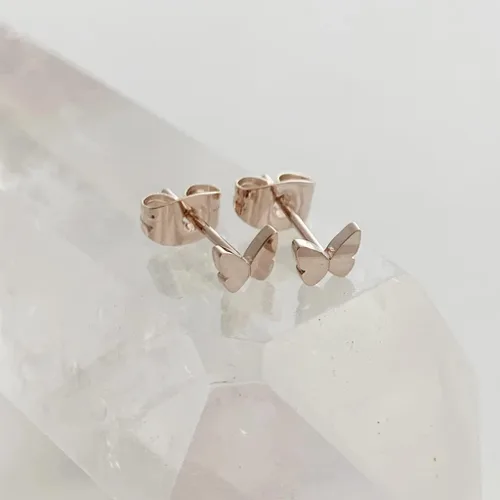 Vista 9 de HONEYCAT Mini aretes de mariposa en oro, oro rosa o plata Joyería minimalista y delicada