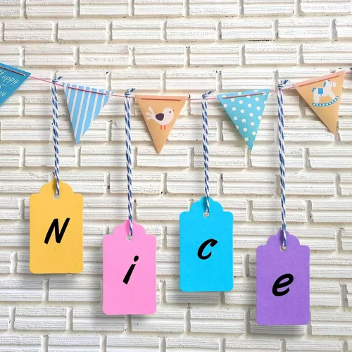 Vista 4 de Primbeeks 132 piezas etiquetas de regalo premium, papel kraft de 12 colores with cuerda, etiquetas colgantes de saludo y precio disponibles de doble