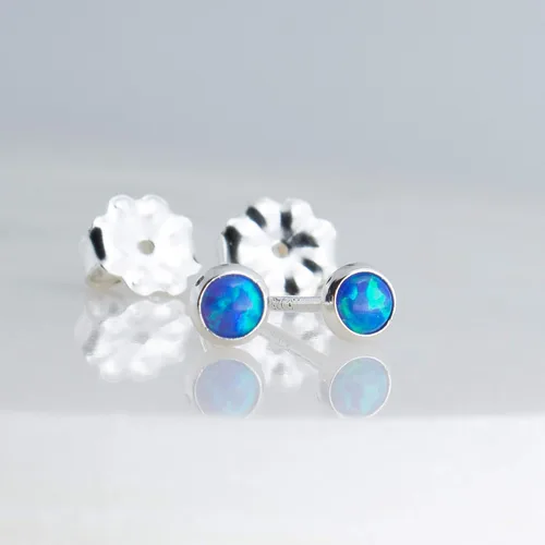 Vista 21 de Aretes pequeños de plata de ley para cartílago, tragus, hélix, múltiples piercings hipoalergénicos, piedra natal para mujer, juego de bisel