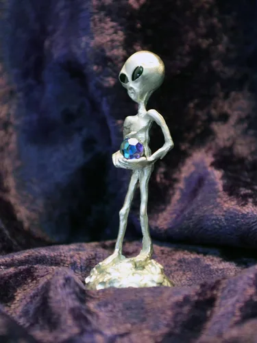 Vista 5 de Real Metal UFO Alien Holding Bola de cristal facetada Estatua de peltre gris