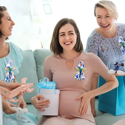 Vista 6 de Jexine 50 piezas de broche con lazo para baby shower, broche de cinta con chupete azul y oso para decoración de fiesta de revelación de género