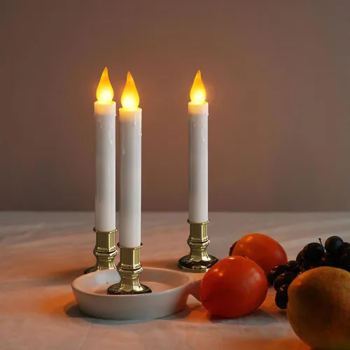 Vista 3 de FURORA LIGHTING Velas LED cónicas blancas con soportes dorados, paquete de 2 con temporizador de 5/19, elegante brillo sin llama para decoración
