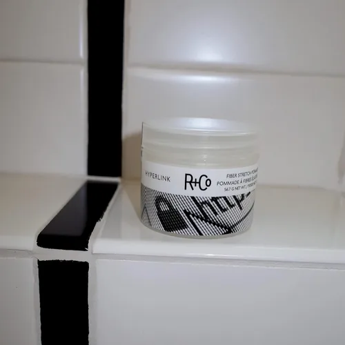 Vista 5 de R+Co HYPERLINK Fiber Stretch Pomade – Hair Styling Pomade for Hold & Flexibility, Adds Texture & Definition, All Hair Types