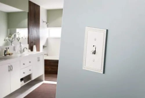 Vista 3 de Franklin Brass Placa de pared clásica con cuentas (1 unidad) para interruptor de luz, color blanco puro, protector de palanca de 1 banda, toma