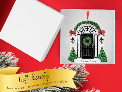 Vista 2 de Adorno de Navidad personalizado para el nuevo hogar 2026 Puerta negra con cinta de purpurina recuerdo único para el árbol de Navidad – Primer año