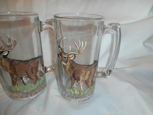 Vista 2 de Venados pintados a mano. Set de 2 jarras de cerveza (tazas)