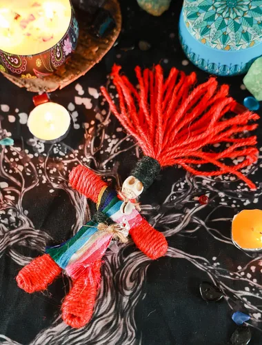 Vista 4 de Juego de muñeca de vudú hecha a mano, cuerda de cáñamo real, envuelta en calavera, brujas de terror, regalos para Halloween, cumpleaños, Navidad