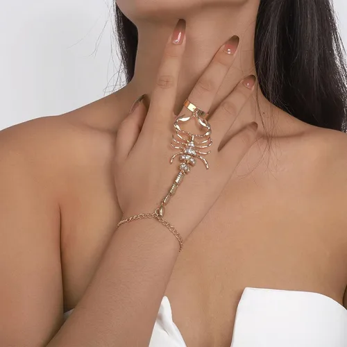 Vista 2 de Pulsera de cadena de mano dorada para mujer, pulsera de anillo con dije de serpiente, pulsera de cadena de mano de araña de escorpión