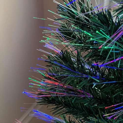 Vista 2 de Flexible Flyer Árbol de Navidad de fibra óptica preiluminado de 6 pies. Lápiz delgado multicolor LED Navidad artificial
