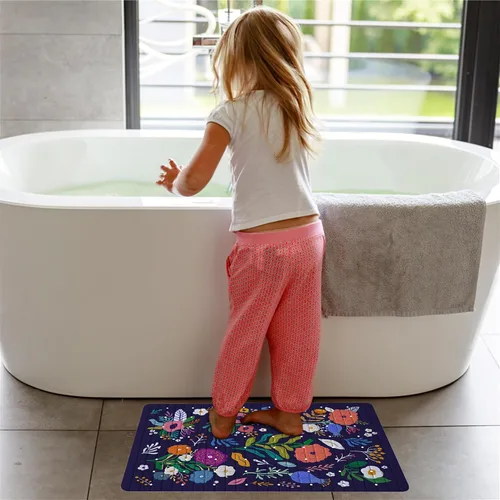 Vista 4 de Tapete de baño floral bohemio morado antideslizante con flores abstractas para ducha, tapete de baño botánico para bañera con ventosas y agujeros